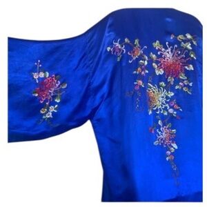 GOLDEN DRAGON VTG Cerullian blue silk kimono, floral embroidery, slits. S